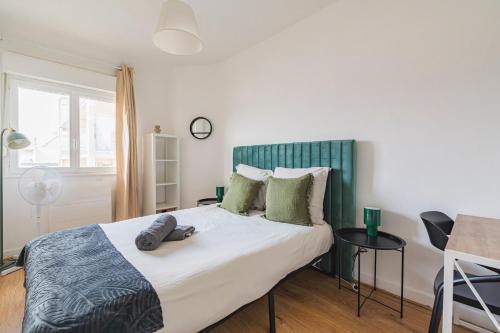 - une chambre avec un grand lit aux accents verts dans l'établissement Le Jaurès - moderne 2 chambres - hyper centre, à Reims