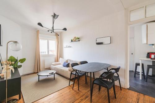 un salon avec une table et un canapé dans l'établissement Le Jaurès - moderne 2 chambres - hyper centre, à Reims