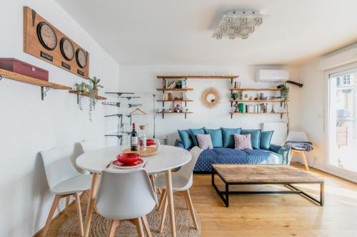 Transports, parking, A/C & equipped for long stays