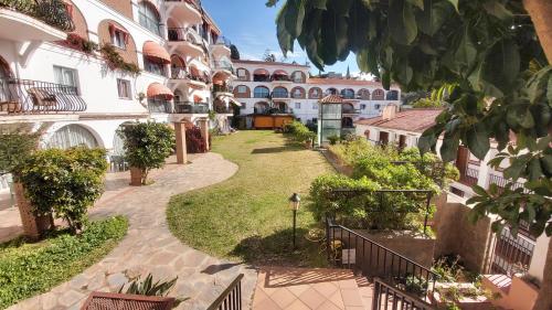 Interpares Swimmingpool by Del Parque Flats