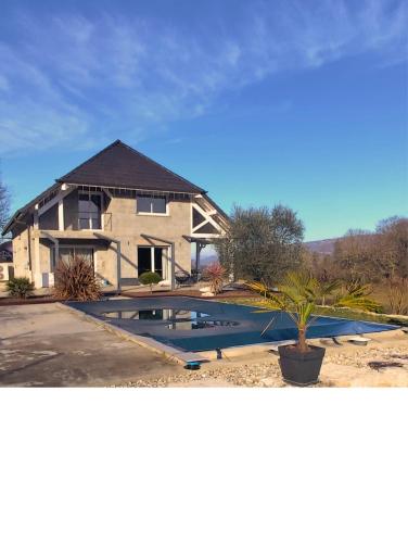 Photo de la galerie de l'établissement L 'Azalee - Beautiful new villa, à Peyrieu