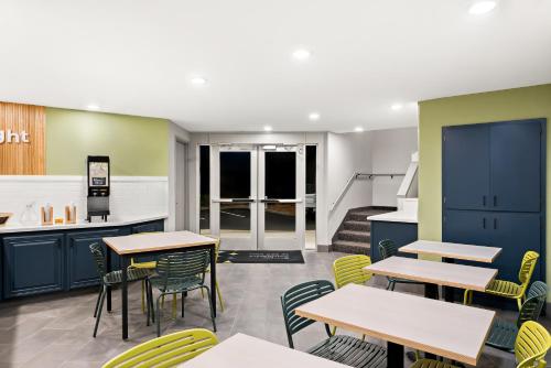 Dapur atau dapur kecil di Spark by Hilton Newest Hotel in Williams CA