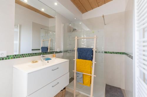 une salle de bain avec un lavabo et une douche dans l'établissement Le Chant des Tongs - La Canopée, à Salazac