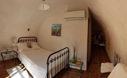 - une chambre avec un lit dans un couloir dans l'établissement Auberge Pietra Monetta, à Belgodère