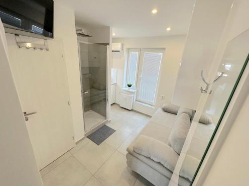 Krásny byt - garzonka v Novom meste s terasou