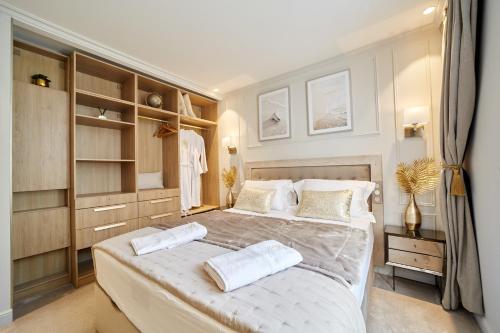 une chambre avec un grand lit avec deux oreillers dans l'établissement LES PERLES AMIÉNOISES ☆ WHITE PEARL ☆ HYPER CENTRE ☆, à Amiens