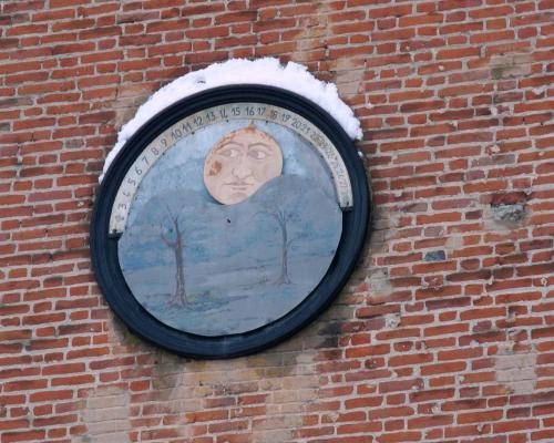 a picture of a face on a brick wall at Al Lunario in Cherasco