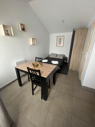 Cette petite chambre comprend une table et un lit. dans l'établissement Studio, à Commequiers