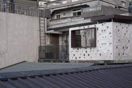 El edificio en el que está la habitación en casa particular