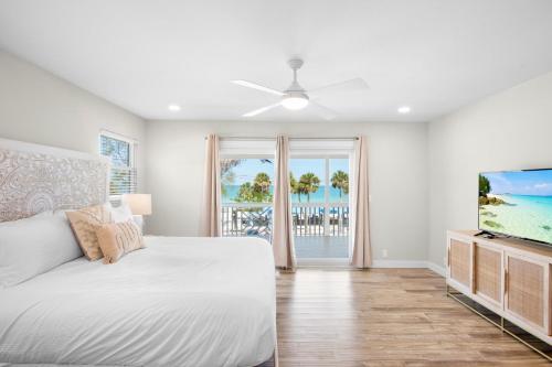 Giường trong phòng chung tại Bay Happy