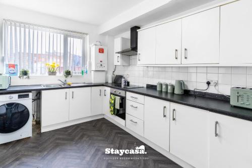 Kuchyň nebo kuchyňský kout v ubytování Alma Co-living - Private Room Self-cater