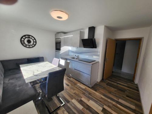 cocina pequeña con mesa y escritorio con fregadero en Ferienwohnung-Gerti, en Uderns