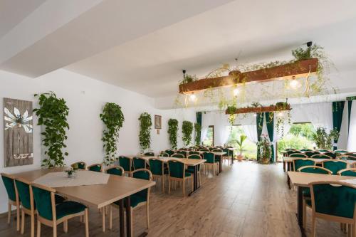 Restaurace v ubytování Pensiunea Trei Stejari