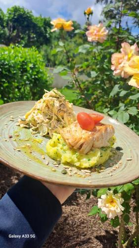 une plaque de nourriture contenant de la viande et des légumes dans l'établissement Le Clos Gwladys, à Chevigny-en-Valière