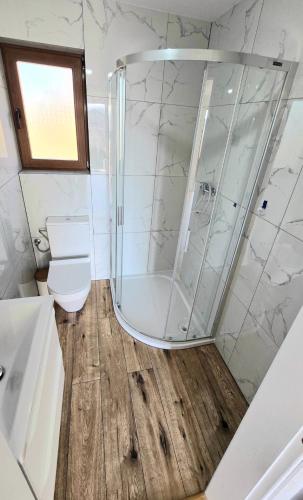 Koupelna v ubytování ,,KICZARA"Domki i pokoje nad Jeziorem Solińskim w Polańczyku 601-806-454