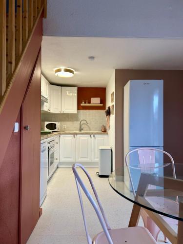 une cuisine avec une table en verre et un réfrigérateur dans l'établissement CASA Chill I Port & Plage à 500 m I Parking Privé, au Barcarès