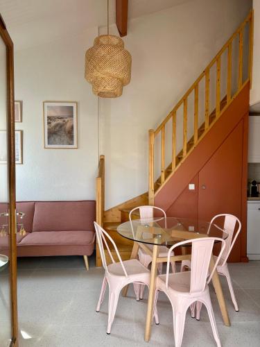 un salon avec une table en verre et des chaises dans l'établissement CASA Chill I Port & Plage à 500 m I Parking Privé, au Barcarès