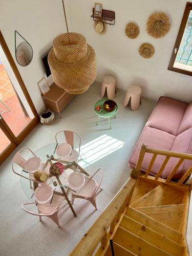 une vue aérienne d'un salon avec une table et des chaises dans l'établissement CASA Chill I Port & Plage à 500 m I Parking Privé, au Barcarès