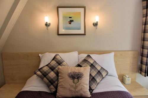 Un pat sau paturi într-o cameră la Lochview House