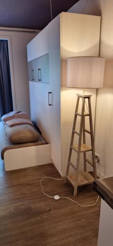 Cette chambre dispose d'une échelle, d'un lit et d'une lampe. dans l'établissement Studio confortable au calme proche du port et de la plage grande terrasse et parking résidence le Grand Large, à Saint-Mandrier-sur-Mer