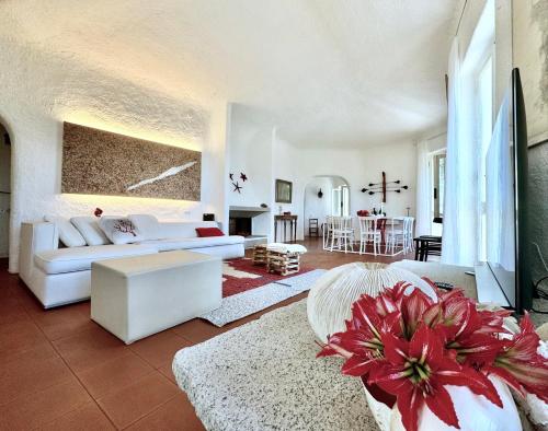 a living room with a white couch and a table at Sa Maluni in Geremeas