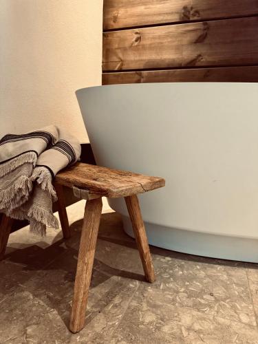 a wooden bench sitting next to a bath tub at Siedlisko Ublik in Wyszowate