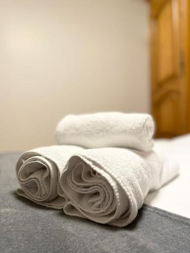 une pile de serviettes assises au sol dans une pièce dans l'établissement Magnifique appartement Fleur, à Saint-Louis
