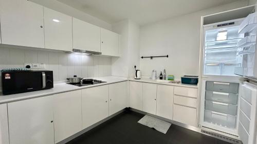 Una cocina o zona de cocina en Manatidur@THE HUB SS2