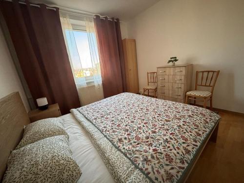 Retro Vibes & Modern Comfort Apt