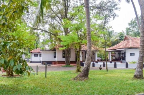 Taman di luar Babira brookside heritage resort