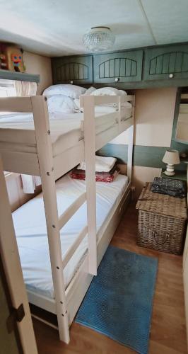quelques lits superposés dans une chambre dans l'établissement Bungalow Camping 4 etoiles, 6 personnes, climatisation, parking, piscine, Wi-Fi, à Hyères