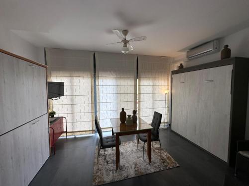 salon ze stołem jadalnym i krzesłami w obiekcie ESTUDIO CON PISCINA Y GARAJE A 100 Mtr DE LA PLAYA w mieście Isla Cristina