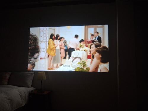 TV a/nebo společenská místnost v ubytování 山露露品茶 70年代老房子 平日4人包棟 Te en Te' Tea & Floriage Guesthouse