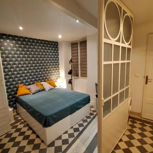 une chambre avec un lit et un sol à carreaux dans l'établissement COQUET STUDIO face grande plage, à Biarritz