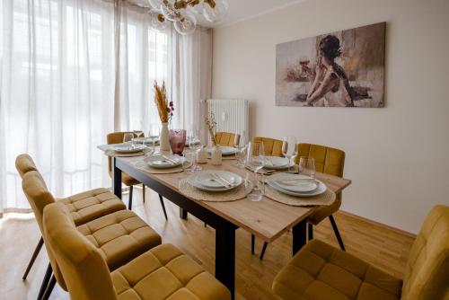 慕尼黑Lumen Homes - Altstadt-Residenz, direkt im Zentrum, geräumiges Apartment mit 5 Zimmern, Küche的配有木桌椅的餐厅