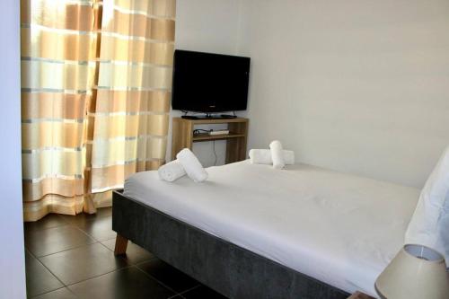 a bedroom with a bed and a tv in a room at 9D - appartement Bonifacio Corse in Bonifacio