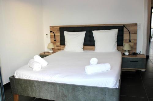 une chambre avec un lit avec deux serviettes dessus dans l'établissement 9D - appartement Bonifacio Corse, à Bonifacio