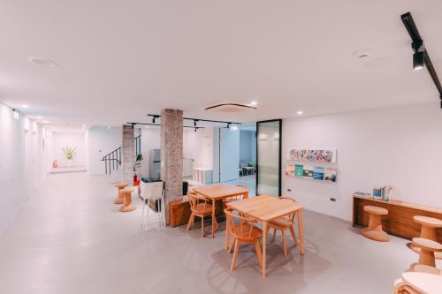 a room with wooden tables and chairs in a room at 又一天 Koh Tsit Kang in Suao