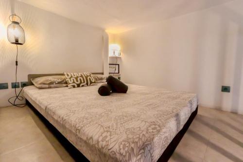 une chambre avec un grand lit avec des oreillers dessus dans l'établissement Studio Lumineux et Rénové, au cœur de la ville, NICE CENTRE, à Nice