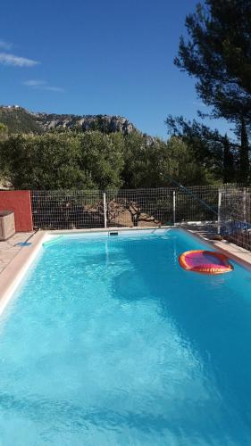 Photo de la galerie de l'établissement Villa 144 rez de jardin à la campagne avec piscine, à Le Revest-le-Eaux