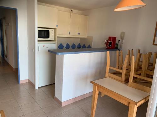 La cuisine est équipée d'un four micro-ondes et d'un réfrigérateur. dans l'établissement Appartement vue mer Audierne, à Audierne