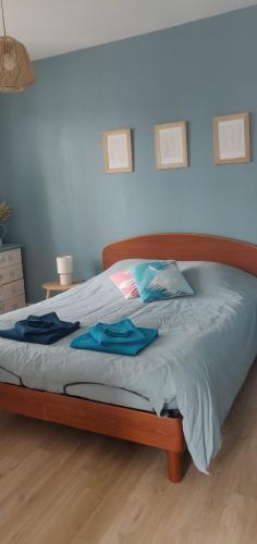 - une chambre avec un lit et 2 peignoirs dans l'établissement Appartement duplex sur terrasse - 62m2, à Batz-sur-Mer