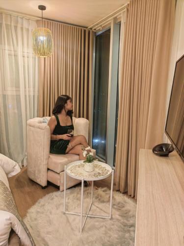 TV a/nebo společenská místnost v ubytování S&R Staycation Davao - 1Bedroom & Fully Equipped Unit with NETFLIX at INSPIRIA CONDOMINIUM