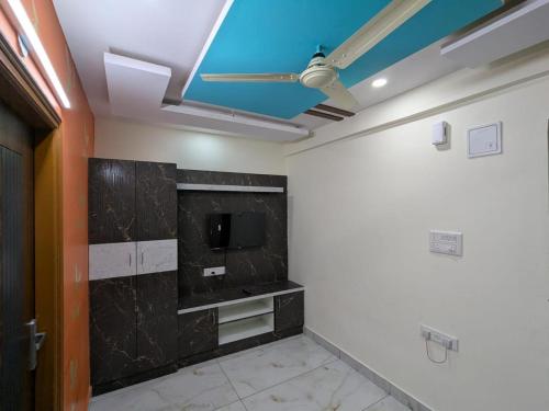 a room with a tv and a ceiling at 1BHK FULLY FURNiTURE FLAT AT BTM LAYOUT in Bengaluru