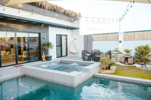 Πισίνα στο ή κοντά στο Casa Yunika Modern Guesthouse in Apalit