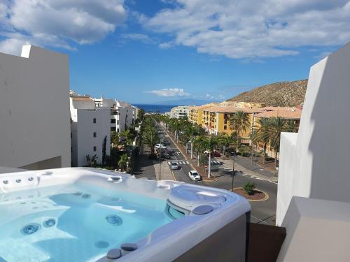 Penthouse with Jacuzzi, Ocean and Pool Views