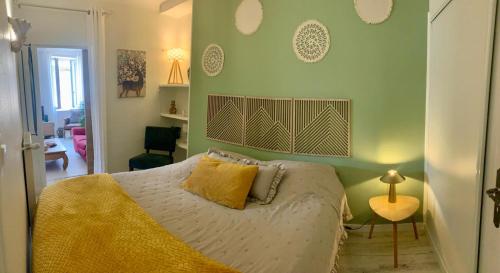 Ένα ή περισσότερα κρεβάτια σε δωμάτιο στο Appartement cosy lumineux et calme