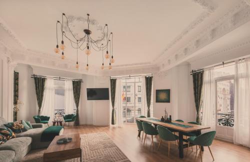 8 rooms, 6 bathrooms over Gran Via Street
