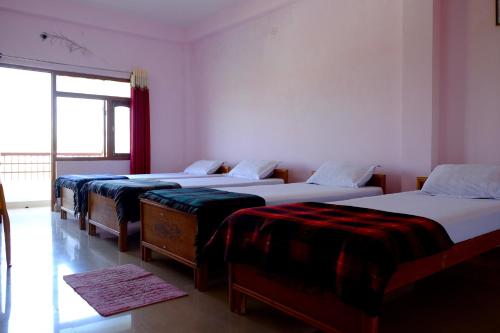 Un pat sau paturi într-o cameră la Suma Guest House