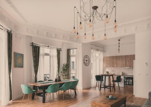 8 rooms, 6 bathrooms over Gran Via Street